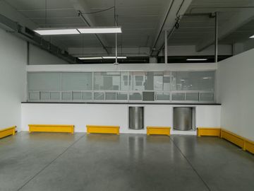 oficina en arriendo/venta en parque central bavaria. Cod V1002168