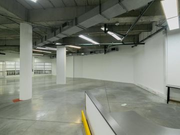 oficina en arriendo/venta en parque central bavaria. Cod V1002168