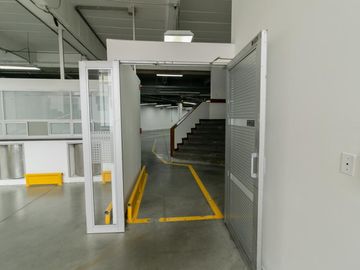 oficina en arriendo/venta en parque central bavaria. Cod V1002168