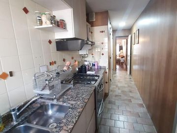 Excelente departamento semipiso de 3 dorm. + Cochera en Av Colon al 600.
