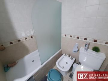 Excelente departamento semipiso de 3 dorm. + Cochera en Av Colon al 600.
