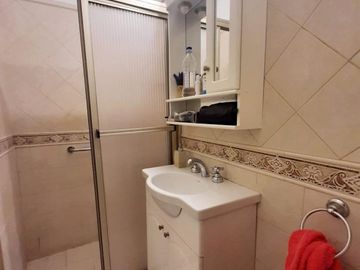 Excelente departamento semipiso de 3 dorm. + Cochera en Av Colon al 600.