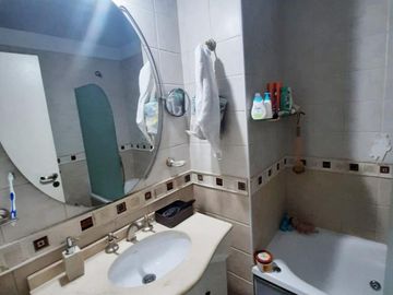 Excelente departamento semipiso de 3 dorm. + Cochera en Av Colon al 600.