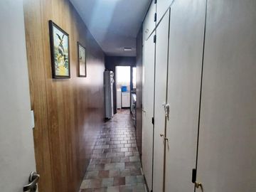 Excelente departamento semipiso de 3 dorm. + Cochera en Av Colon al 600.