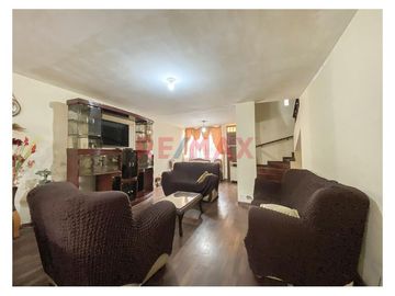 ¡Vive en La Perla, Callao, espaciosa casa de cuatro pisos!. 

Esta es tu oportunidad de adquirir una propiedad única en una de las zonas más estraté
