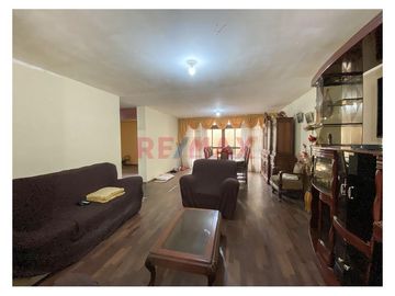 ¡Vive en La Perla, Callao, espaciosa casa de cuatro pisos!. 

Esta es tu oportunidad de adquirir una propiedad única en una de las zonas más estraté