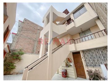 ¡Vive en La Perla, Callao, espaciosa casa de cuatro pisos!. 

Esta es tu oportunidad de adquirir una propiedad única en una de las zonas más estraté