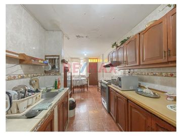 ¡Vive en La Perla, Callao, espaciosa casa de cuatro pisos!. 

Esta es tu oportunidad de adquirir una propiedad única en una de las zonas más estraté