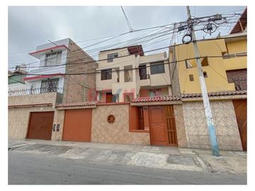 ¡Vive en La Perla, Callao, espaciosa casa de cuatro pisos!. 

Esta es tu oportunidad de adquirir una propiedad única en una de las zonas más estraté