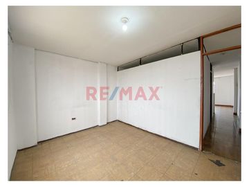 ¡Vive en La Perla, Callao, espaciosa casa de cuatro pisos!. 

Esta es tu oportunidad de adquirir una propiedad única en una de las zonas más estraté