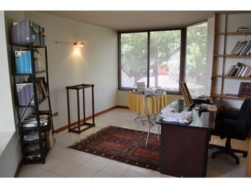Casa en Venta / 450 m2 construido / 1.400 m2 Terreno / Metro Los Dominicos