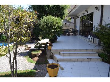 Casa en Venta / 450 m2 construido / 1.400 m2 Terreno / Metro Los Dominicos