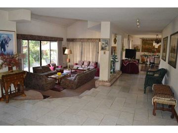 Casa en Venta / 450 m2 construido / 1.400 m2 Terreno / Metro Los Dominicos