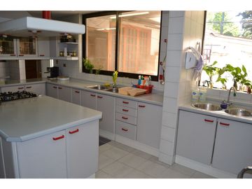 Casa en Venta / 450 m2 construido / 1.400 m2 Terreno / Metro Los Dominicos