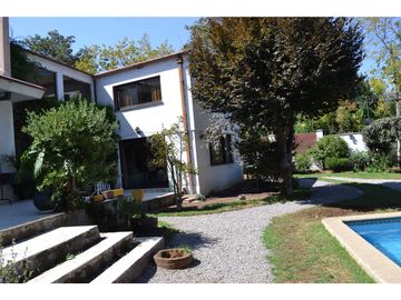 Casa en Venta / 450 m2 construido / 1.400 m2 Terreno / Metro Los Dominicos