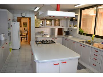 Casa en Venta / 450 m2 construido / 1.400 m2 Terreno / Metro Los Dominicos