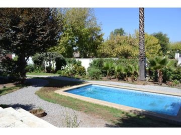 Casa en Venta / 450 m2 construido / 1.400 m2 Terreno / Metro Los Dominicos