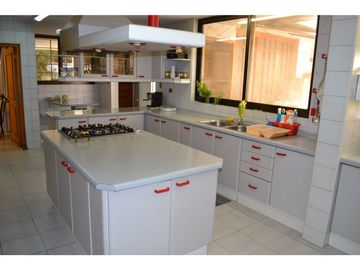 Casa en Venta / 450 m2 construido / 1.400 m2 Terreno / Metro Los Dominicos