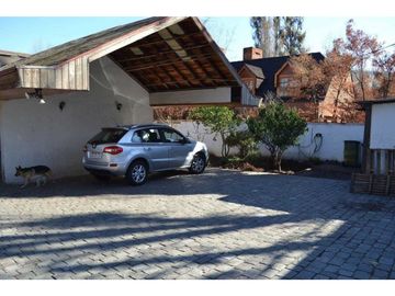 Casa en Venta / 450 m2 construido / 1.400 m2 Terreno / Metro Los Dominicos