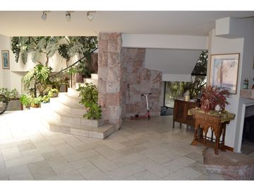 Casa en Venta / 450 m2 construido / 1.400 m2 Terreno / Metro Los Dominicos