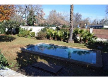 Casa en Venta / 450 m2 construido / 1.400 m2 Terreno / Metro Los Dominicos