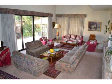 Casa en Venta / 450 m2 construido / 1.400 m2 Terreno / Metro Los Dominicos