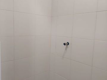 KOSAMBI BARU RUMAH BARU SEMI FURNISHED SIAP HUNI LUAS 90 DIJUAL CEPAT