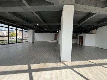 oficina en arriendo en san patricio. Cod A4684