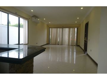 EN VENTA CASA URBANIZACION RÍO GRANDE  KM.1.5 - SAMBORONDON