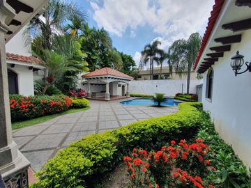 EN VENTA CASA URBANIZACION RÍO GRANDE  KM.1.5 - SAMBORONDON