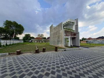 DIJUAL RUMAH DESIGN MODEREN DENGAN KOLAM RENANG PRIBADI DAN ROOFTOP DI KOTA JOGJA
