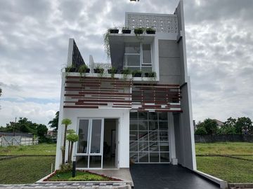DIJUAL RUMAH DESIGN MODEREN DENGAN KOLAM RENANG PRIBADI DAN ROOFTOP DI KOTA JOGJA
