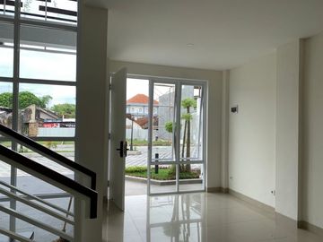 DIJUAL RUMAH DESIGN MODEREN DENGAN KOLAM RENANG PRIBADI DAN ROOFTOP DI KOTA JOGJA