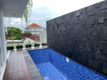 DIJUAL RUMAH DESIGN MODEREN DENGAN KOLAM RENANG PRIBADI DAN ROOFTOP DI KOTA JOGJA