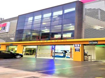 Oportunidad para negocio a precio de ocasión, local de 7 m2. en el segundo piso, con punto de agua, stand para salón de belleza, cuidado personal, baz