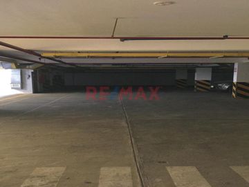 Oportunidad para negocio a precio de ocasión, local de 7 m2. en el segundo piso, con punto de agua, stand para salón de belleza, cuidado personal, baz
