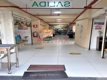 Oportunidad para negocio a precio de ocasión, local de 7 m2. en el segundo piso, con punto de agua, stand para salón de belleza, cuidado personal, baz