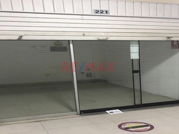 Oportunidad para negocio a precio de ocasión, local de 7 m2. en el segundo piso, con punto de agua, stand para salón de belleza, cuidado personal, baz