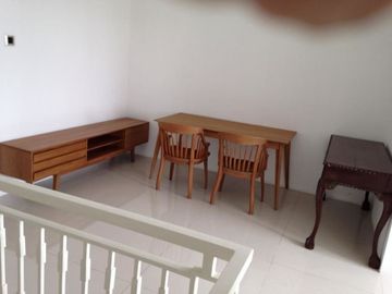 Rumah cluster modern disewakan.DEKAT KOTA,SEMI FURNISH,AMAN