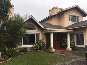 casa en barrio Village