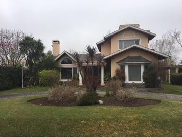 casa en barrio Village