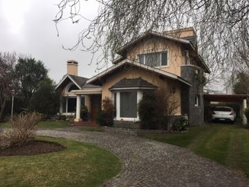 casa en barrio Village
