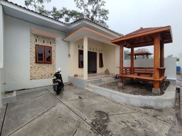 RUMAH CANTIK TERMURAH DENGAN DESAIN KLASIK FREE GAZEBO DI KALASAN YOGYAKARTA