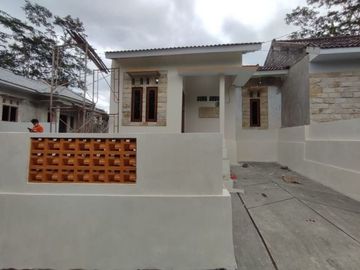 RUMAH CANTIK TERMURAH DENGAN DESAIN KLASIK FREE GAZEBO DI KALASAN YOGYAKARTA