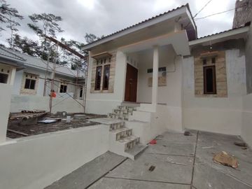 RUMAH CANTIK TERMURAH DENGAN DESAIN KLASIK FREE GAZEBO DI KALASAN YOGYAKARTA