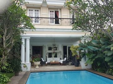Dijual Rumah ada Kolam Renang Lokasi Strategis, Cilandak