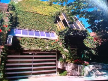 EXCELENTE PROPIEDAD CON GARAGE,PARQUE Y PISCINA.