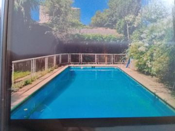 EXCELENTE PROPIEDAD CON GARAGE,PARQUE Y PISCINA.
