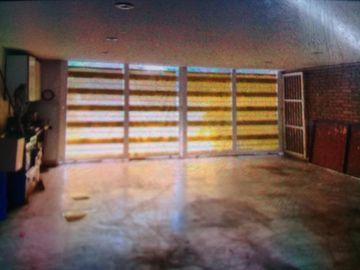 EXCELENTE PROPIEDAD CON GARAGE,PARQUE Y PISCINA.