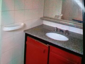 EXCELENTE PROPIEDAD CON GARAGE,PARQUE Y PISCINA.
